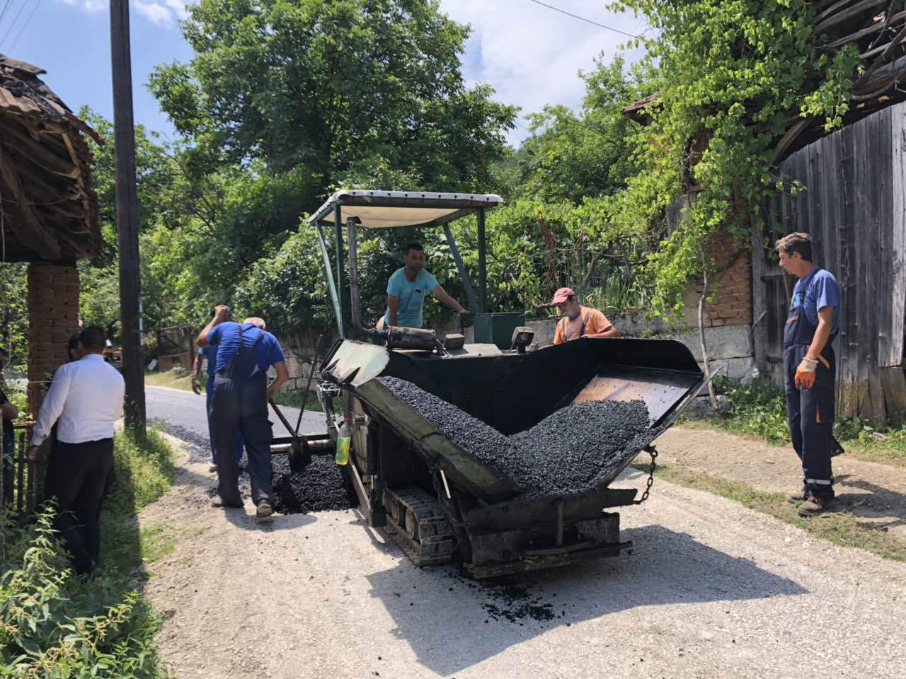 Asfaltiranje puta u Ribaru, foto: Radio Bubamara