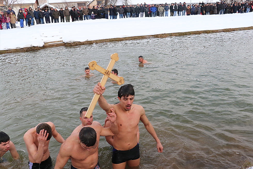 Plivanje za Časni krst, foto: Svrljiške novine