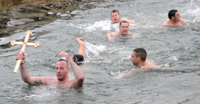 Plivanje za Časni krst, foto: Svrljiške novine